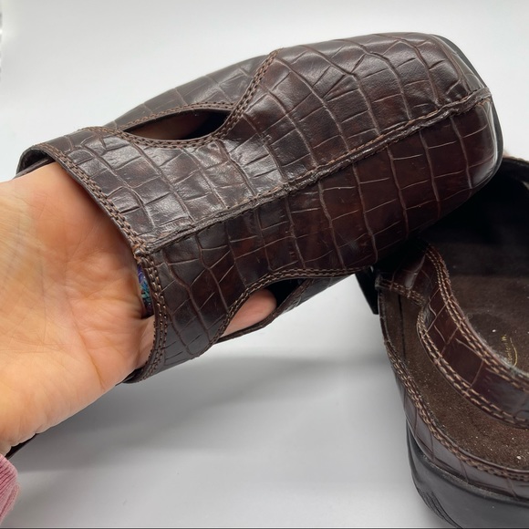 Easy Street, Strap On Shoes Wide Width. Size 9.5WW. Excellent condition! - Picture 5 of 9